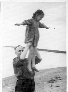 Mein Vater Michail Lwowitsch Werzhbinskiy und ich als Kind am Strand, 1954