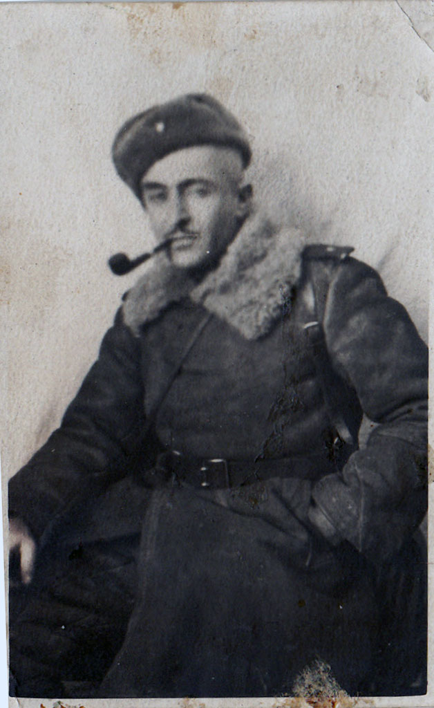Auf dem Foto ist mein Vater Michail Lwowitsch Werzhbinskiy in der Militäruniform