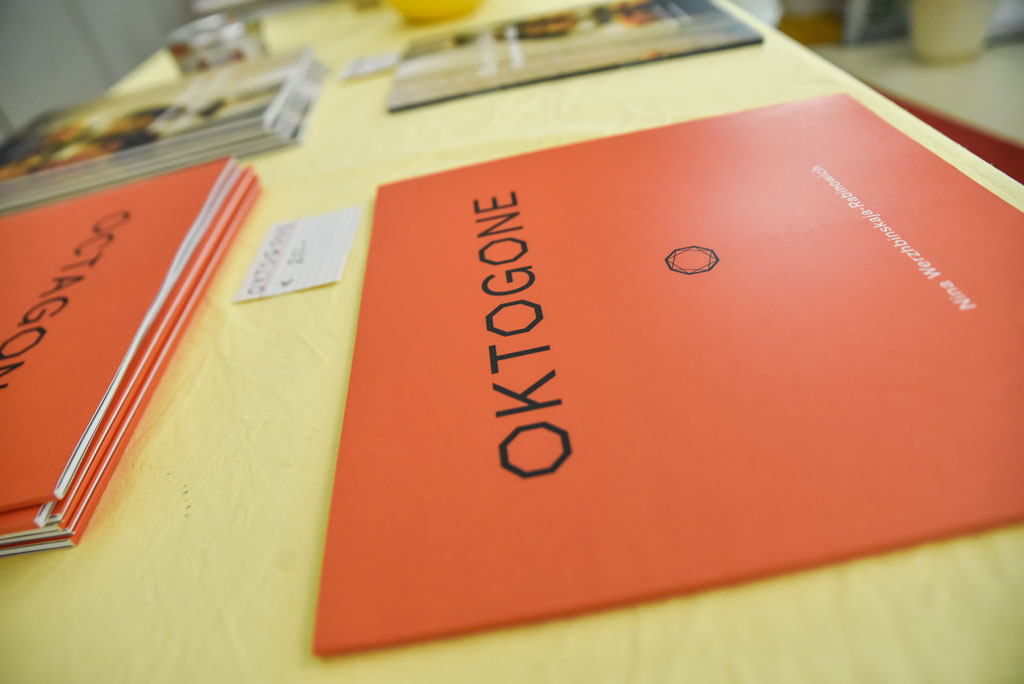 Katalog „Oktogone“ auf dem Tisch in der Ausstellungen „Oktogone“ in der Galerie „ega: frauen in zentrum“