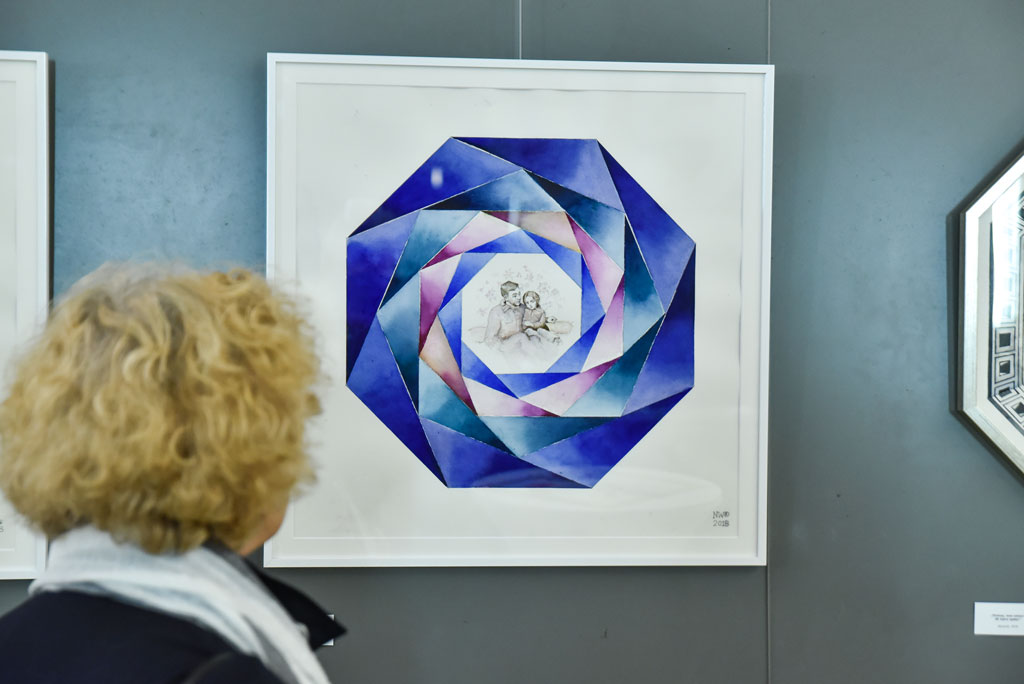 Eine Besucherin vor dem Bild „Kaleidoskop der Zeit 2: Bruder und Schwester“ auf  der Ausstellung „Oktogone“ in der Galerie „ega: frauen in zentrum“