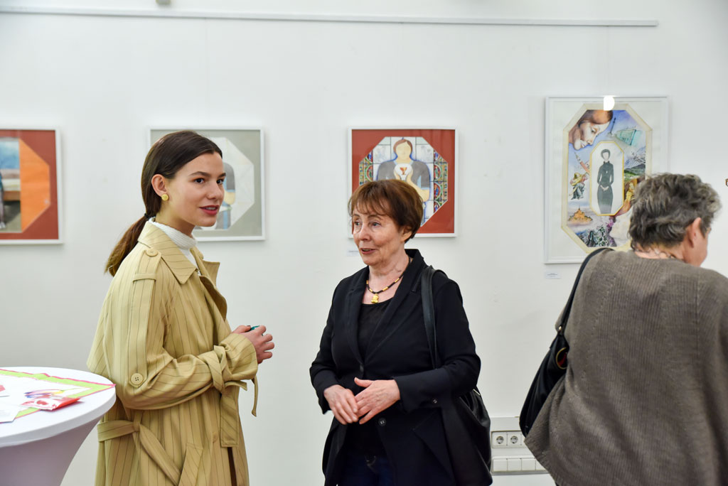 НинаВР, её ученица и Габриела Матцнер смотрят картины выставки