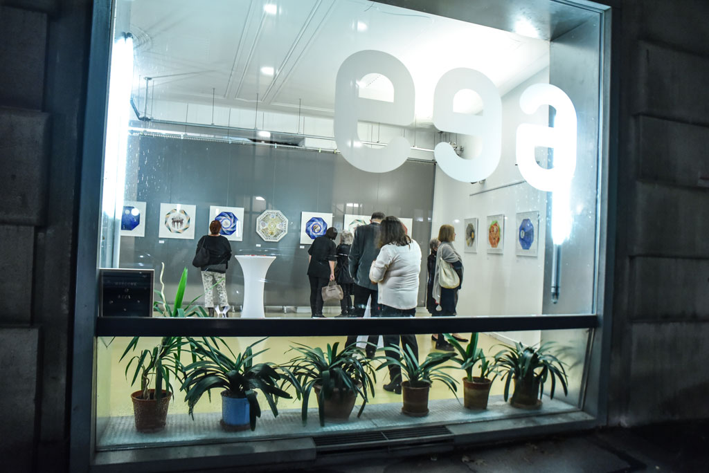 Вид галереи выставки «эга: женщины в центре» с улицы