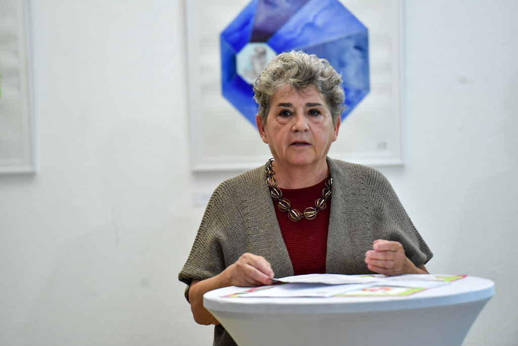 Die Rednerin Gabriele Matzner bei der Eröffnung der Ausstellung „Oktogone“